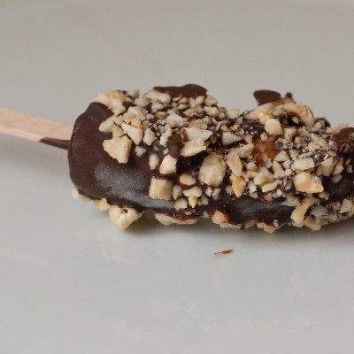 frozen-chocolate-covered-bananas-with-chopped-nuts