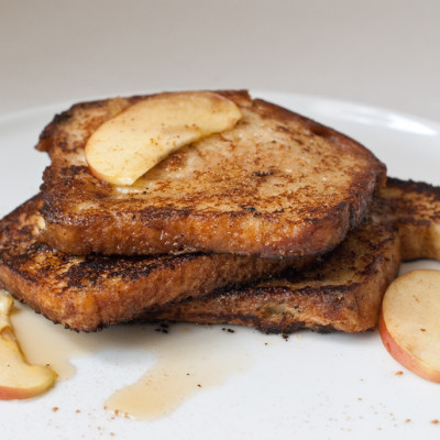 eggless-french-toast-with-warm-apples