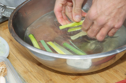 washing-the-leeks-in-a-bowl