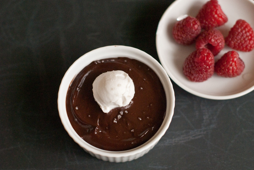 chocolate-avocado-pudding-with-raspberries