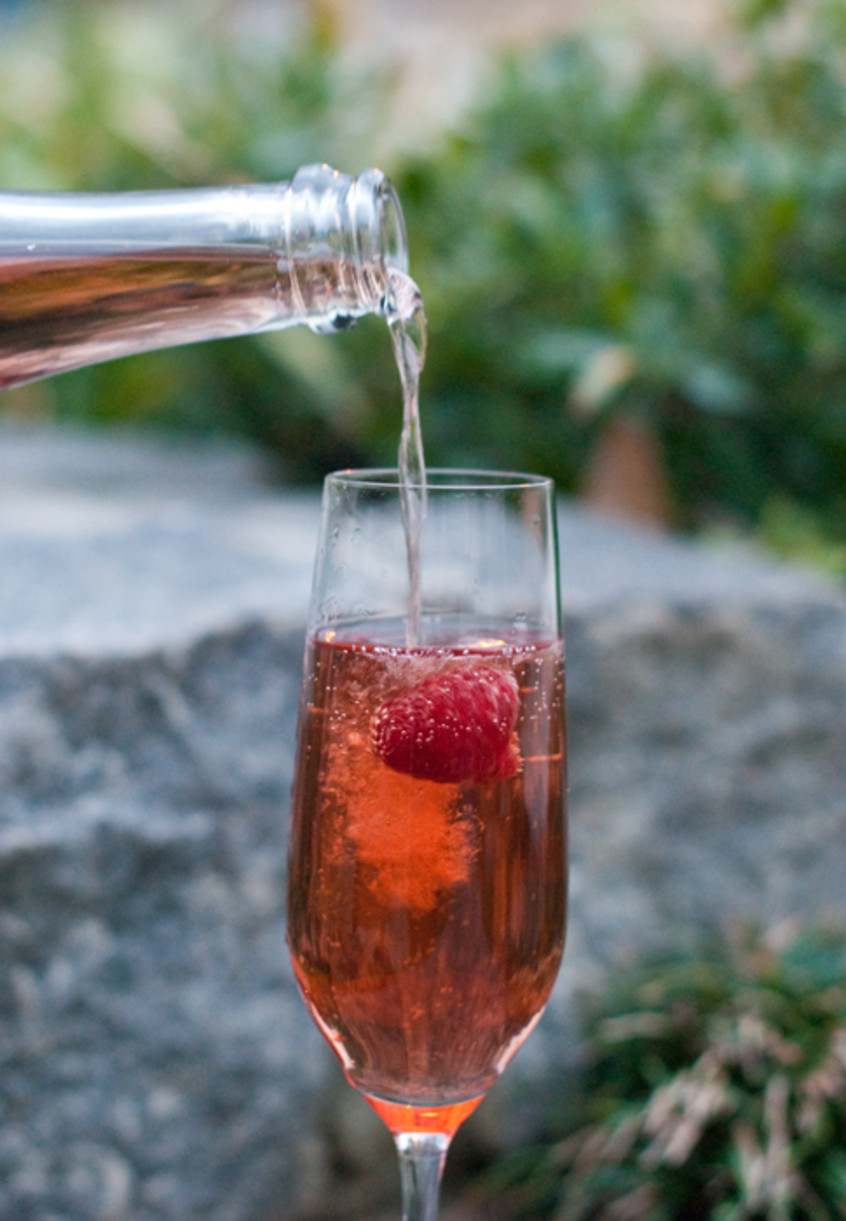 pouring-a-La-Rosette-cocktail