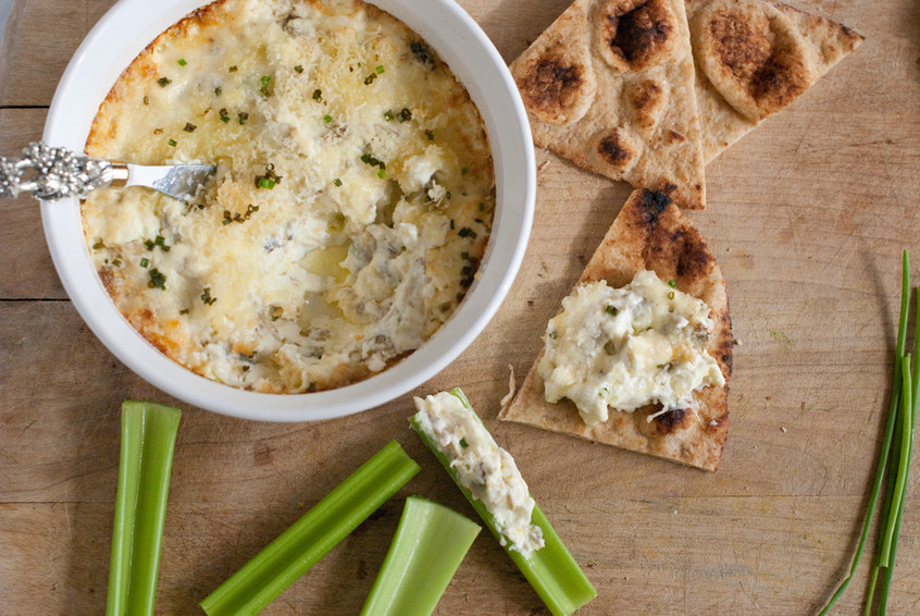 Creamy-clam-dip-with-celery-sticks-and-Naan-bread