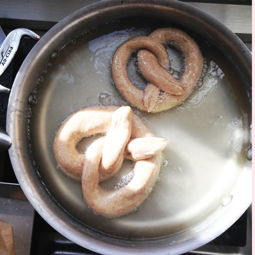 baking-soda-and-sugar-bath-for-soft-pretzels