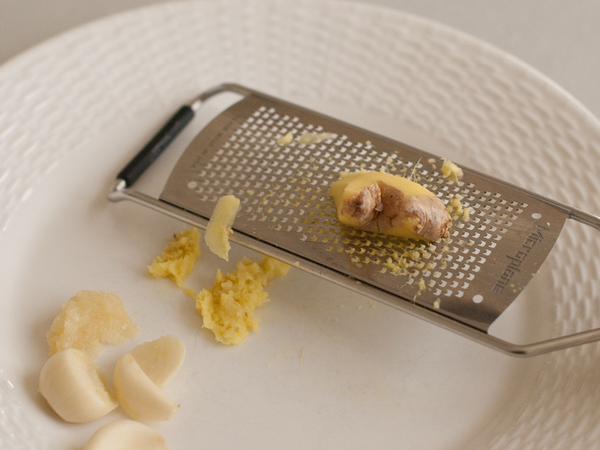 grating-fresh-ginger-and-garlic-cloves