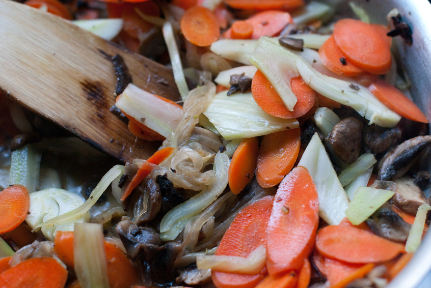 thinly-sliced-carrots,-onions,-mushrooms-and-fennel