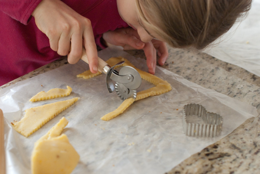 using-a-pastry-cutter-to-shape-the-shortbread-cookies