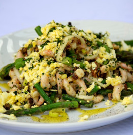 Spring-Asparagus-Salad-with-shrimp,-Toasted-pecans,-leeks,-chopped-egg