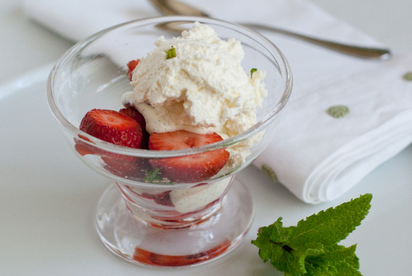 Strawberries-Bubba-Watson-with-Light-Cream-and-fresh-mint-in-Handblown-glass