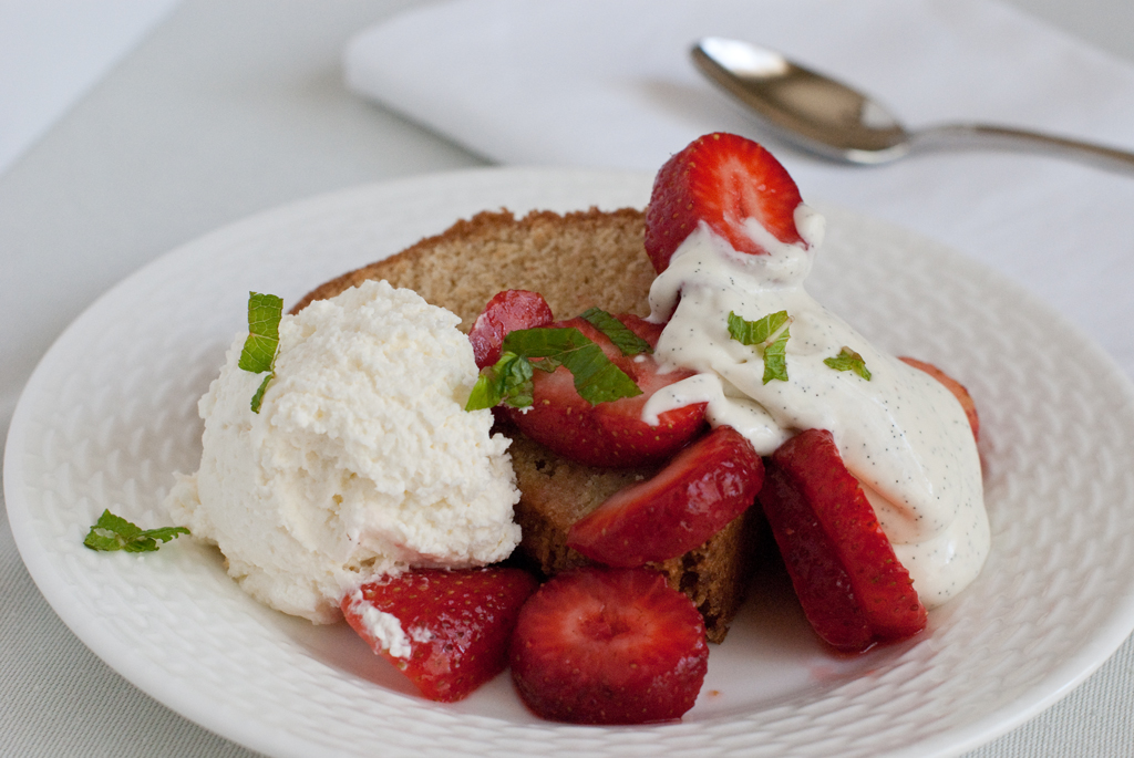 Strawberries-Bubba-Watson-with-pound-cake