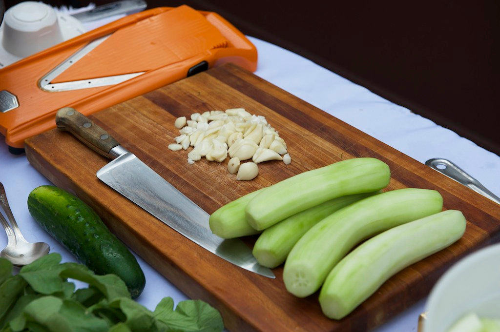 sliced-cucumbers-and-garlic