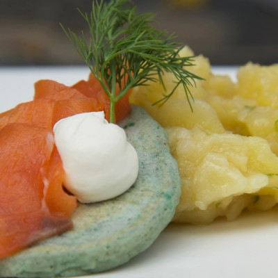 Potato-pancakes-with-sour-cream,-smoked-salmon,-dill-and-potato-salad