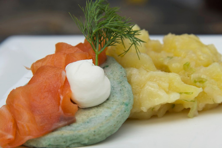 Potato-pancakes-with-sour-cream,-smoked-salmon,-dill-and-potato-salad