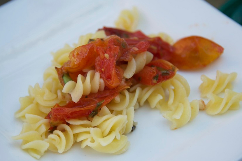 Roasted-Tomatoes-and-Garlic-over-pasta