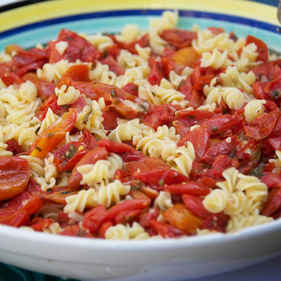 Roasted-tomatoes,-garlic-and-basil-over-fresh-pasta