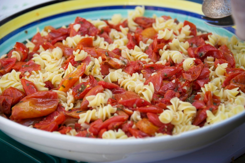 Roasted-tomatoes,-garlic-and-basil-over-fresh-pasta