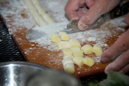 cutting-the-gnocchi-pieces