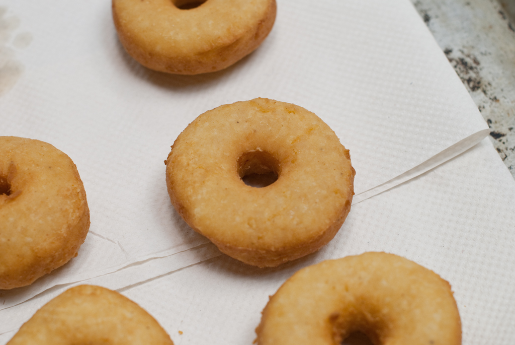 fried-donuts-on-paper-towels-to-remove-extra-oil