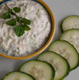 Creamy-Tzatziki-Sauce-with-cucumber-slices