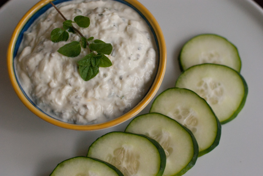 Creamy-Tzatziki-Sauce-with-cucumber-slices