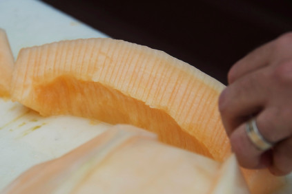 cutting-melon