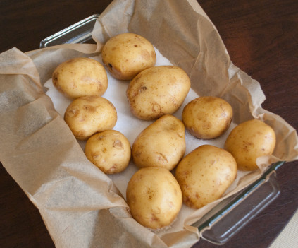 roasting-potatoes-on-a-bed-of-kosher-salt