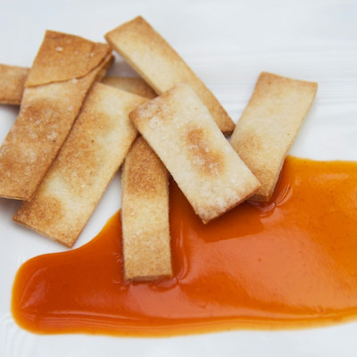 red-hot-sauce-and-crackers