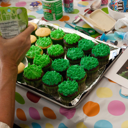 making-grass-for-the-sword-and-the-stone-cupcakes