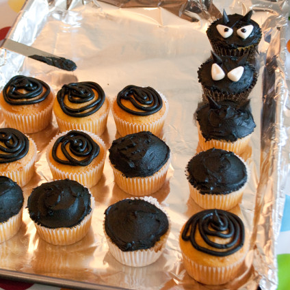 steps-to-create-toothless-cupcakes