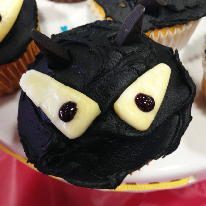 toothless-or-black-cat-cupcakes