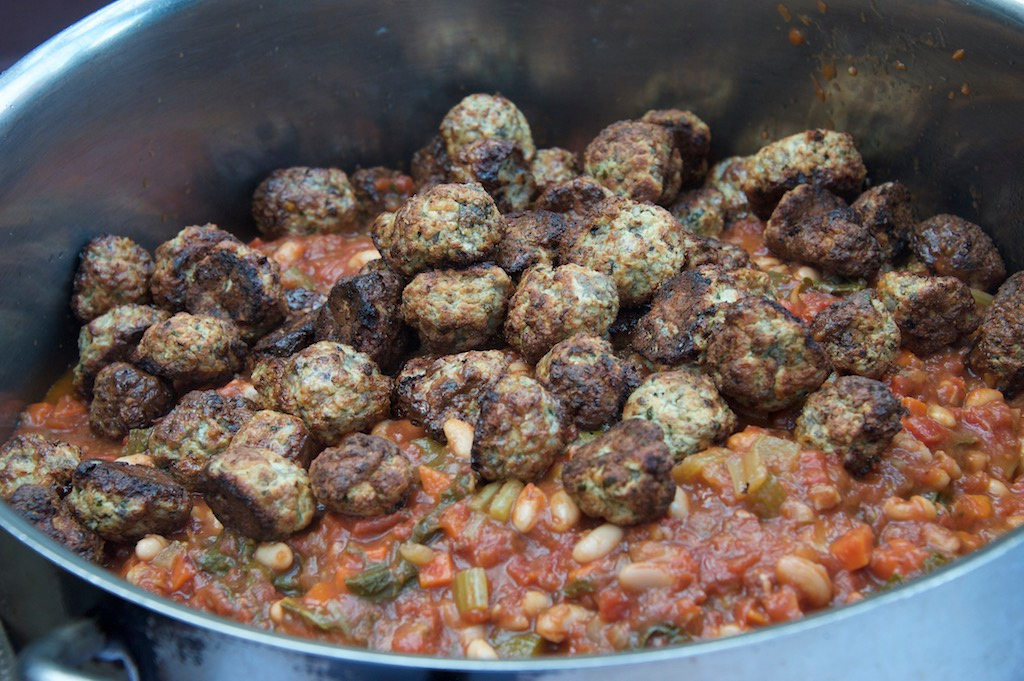 cooked-meatballs-added-to-sauce