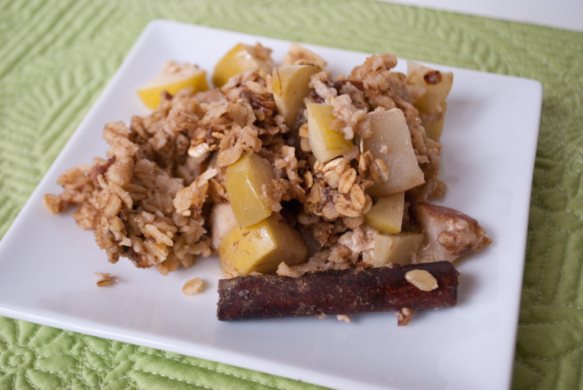 Breakfast-Oatmeal-Curmble-with-chopped-apples,-pears-and-nuts