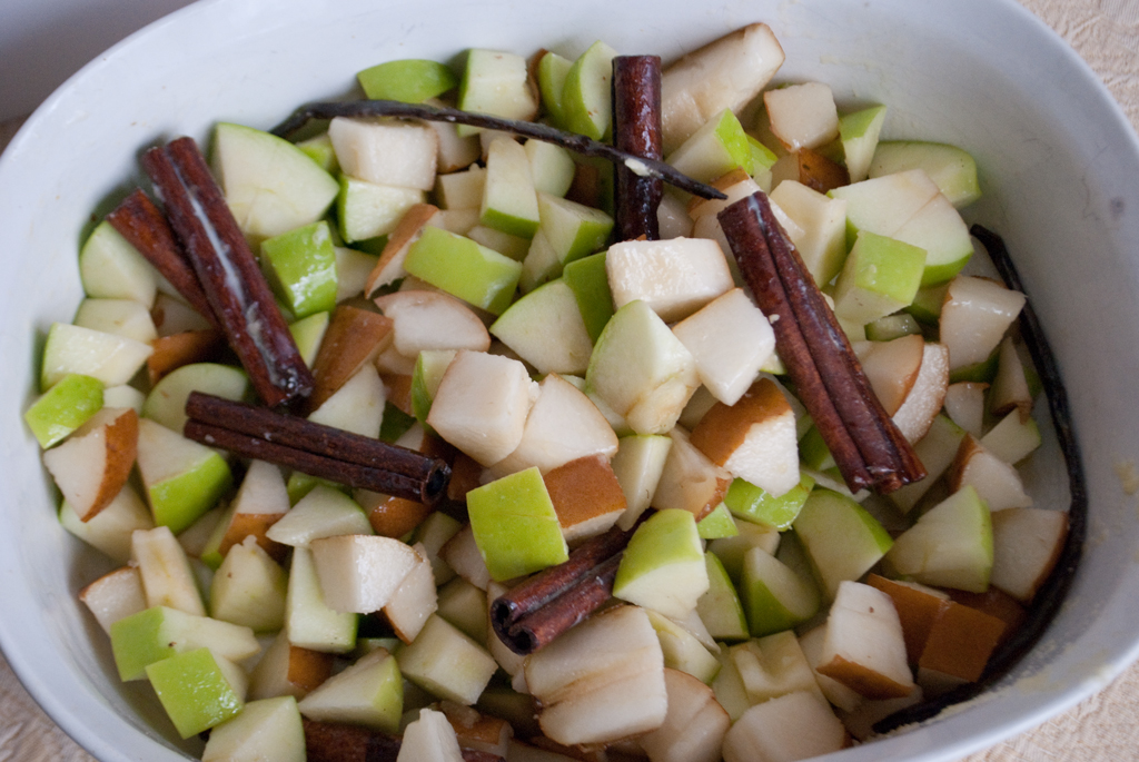 chopped-apples-and-pears-with-a-vanilla-bean-pod-and-cinnamon-sticks