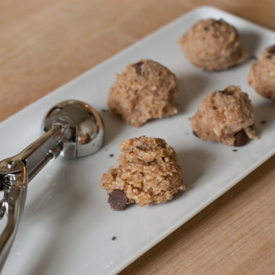 easy-almond-butter,-oatmeal-chocolate-chip-balls