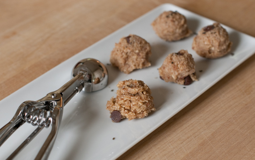 easy-almond-butter,-oatmeal-chocolate-chip-balls