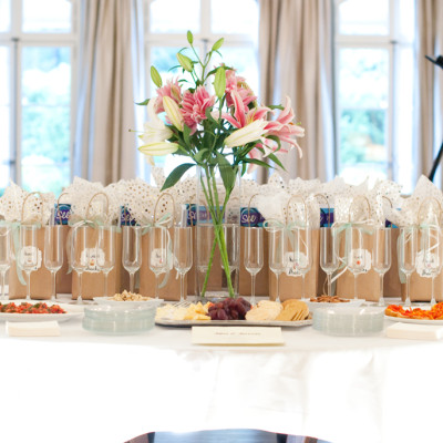 Entry-Table-with-Champagne-and-Goodie-Bags